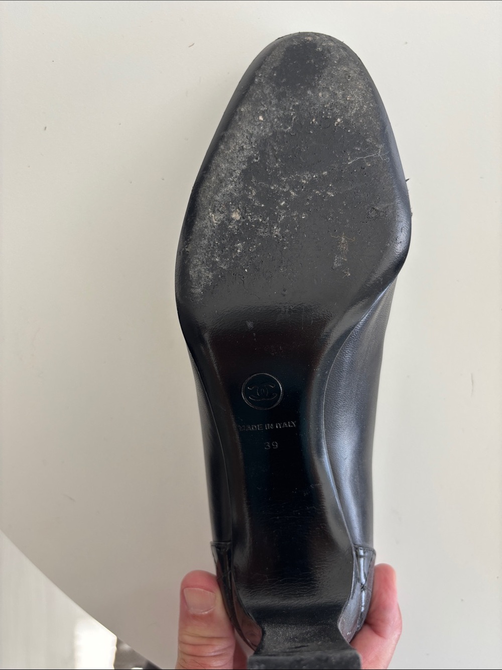 Vintage Chanel pumps Black leather/patent leather. Chanel logo on back of shoe. - Picture 7 of 10